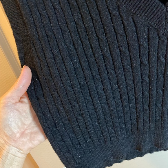 Black cropped vest - Picture 2 of 3